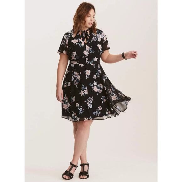 TORRID Womens 16 Black Floral Print Chiffon Tie Neck Flutter Sleeve Skater Dress - Picture 2 of 15